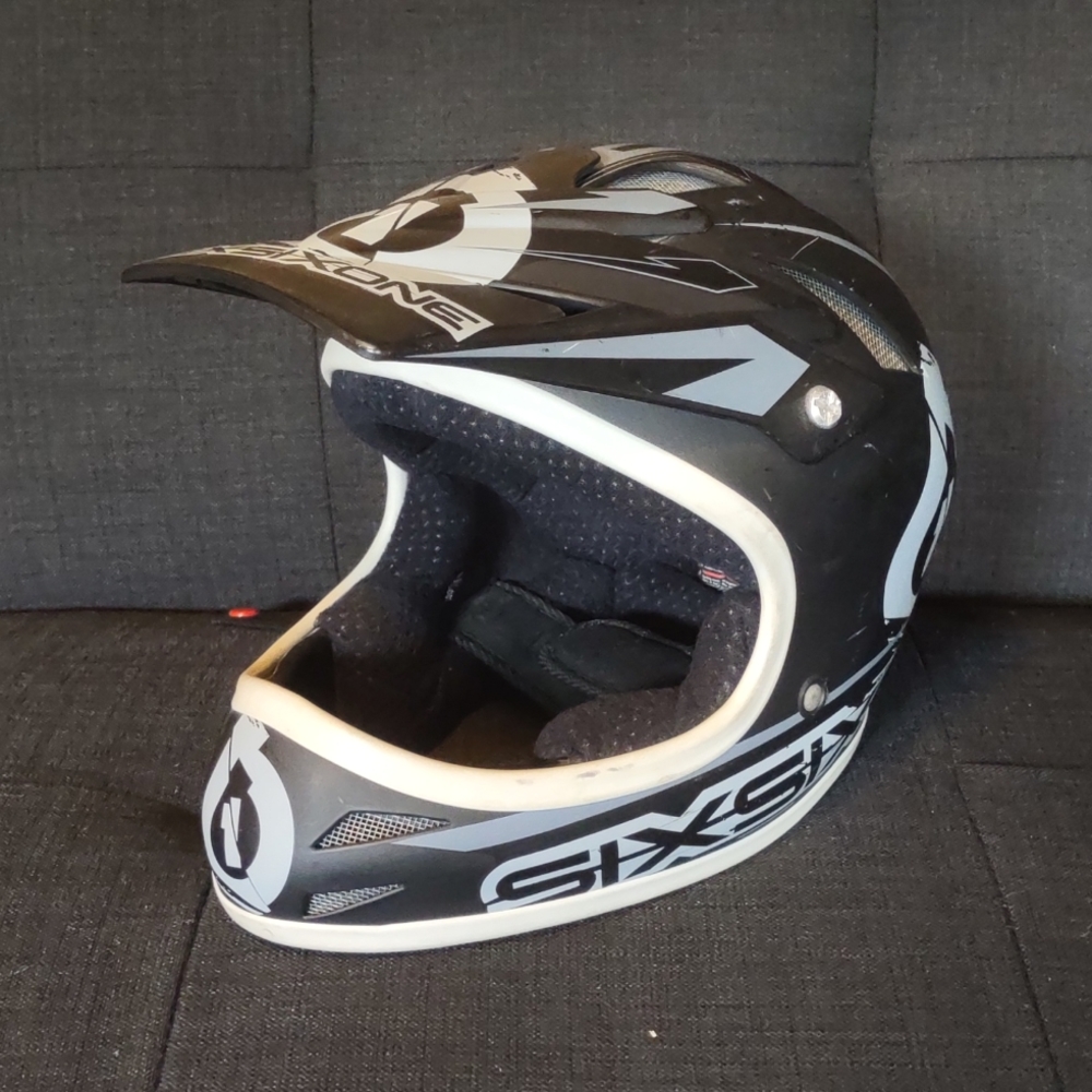 Sixsixone full face helmet